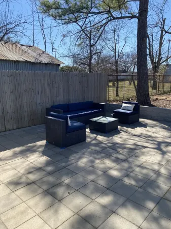 Dog friendly NON SMOKING Cottage 1 block from Town Square Отели в г. Mason