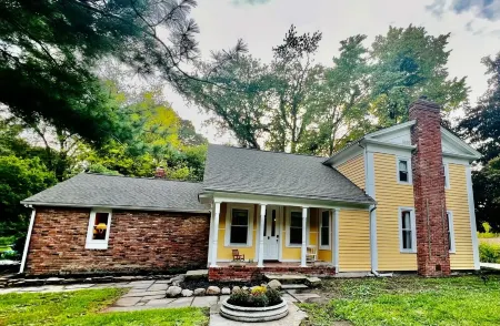 Charming renovated historical farmhouse in the heart of wine country!