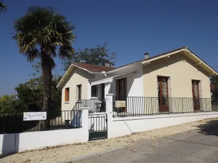 Detached house in old village of Gers in COURRENSAN Отели в г. Курансан