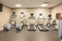 Cozy Retreat with Rooftop Pool, Parking, and Spacious Comfort