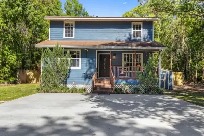 Cozy Home w/ Pool near Beaches Sleeps 8