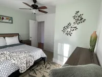 Lovely 3Br with free parking/King bed and patio-5 min from beach