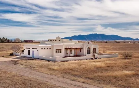 Peaceful SW-style ranch home in wine country