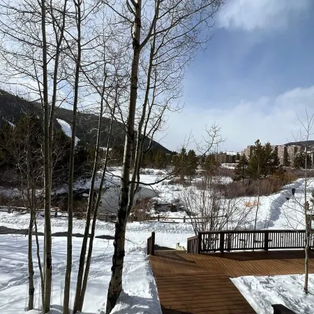Just Listed! Mountain views, 5 min walk to lifts, 2-bedroom condo in Keystone
