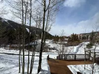 Just Listed! Mountain views, 5 min walk to lifts, 2-bedroom condo in Keystone