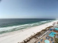 The Emerald Escape- Lux Renovation / Beachfront / King bed / 3 pools / Tiki Bar!
