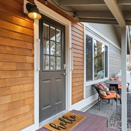 Hillside Haven: Tranquil NW Studio Near the River