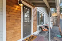 Hillside Haven: Tranquil NW Studio Near the River