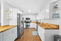 Bright and Spacious Entire House, sleeps 6-7, minutes from the beach.