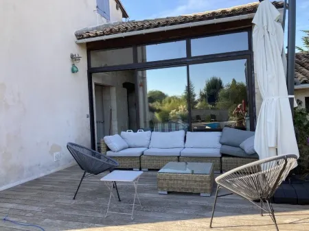 large charming house & garden, secured pool, 5 bedrooms, Niort countryside (79) Отели в г. Дё-Севр