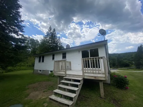 Trailside house on the river. Perfect for mountain biking , skiing, snowmobile.