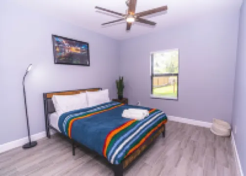 Newly Built in 2023! 2 hole Putt-Putt, Fire-Pit, Huge Fenced Backyard, Lake View