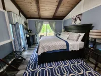 Cozy property, a short walk to a lake front beach.