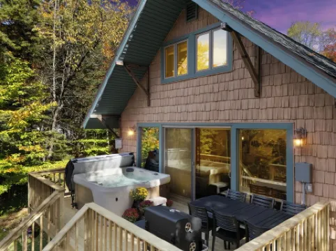 Hot Tub, Theater & Game Rooms, Fire Pit, 1 Mile to Mount Snow, Nearby Moover Bus