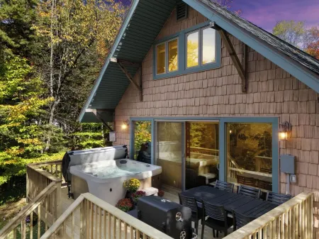 Hot Tub, Theater & Game Rooms, Fire Pit, 1 Mile to Mount Snow, Nearby Moover Bus