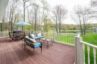 Lakefront Chalet -Kayaks, Gameroom, Firepit