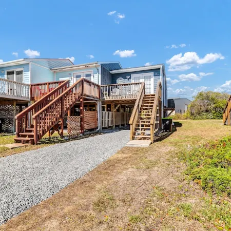 The Scooby Shack-A fully remodeled home with private neighborhood beach access!