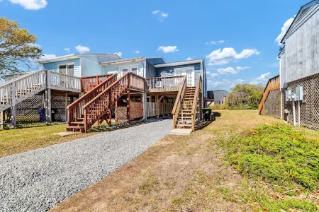 The Scooby Shack-A fully remodeled home with private neighborhood beach access!