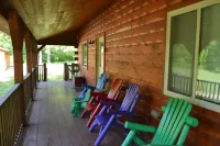 Romantic and Very Secluded Cozy Creekside Cabin with a Relaxing Hot Tub. Hotel a Freeman