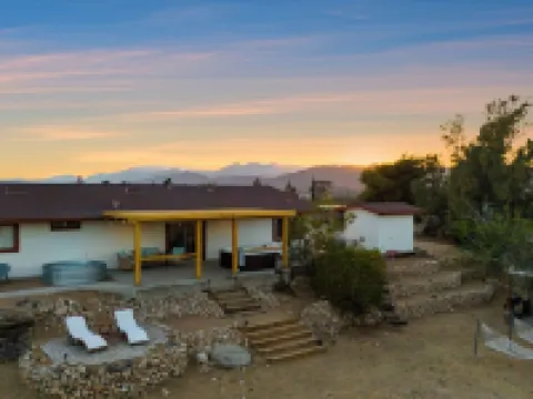 Desert Ruby: Stargaze, Spacious, Hot Tub, Fire pit, Fenced, Pet Friendly Hotels in Yucca Valley