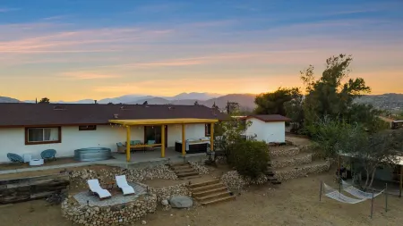 Desert Ruby: Stargaze, Spacious, Hot Tub, Fire pit, Fenced, Pet Friendly