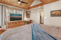 Moonridge cabin + treehouse + hot tub + pool table