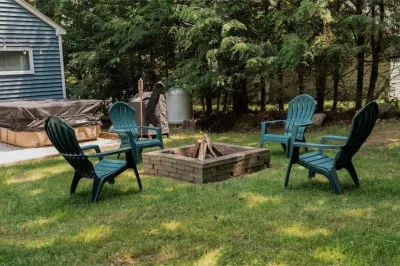 Beaver Lake Escape Hotels near The Petting Zoo at Breezeway Farm