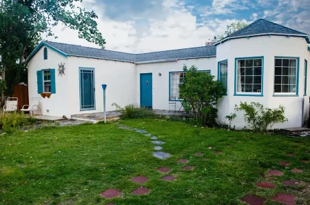 Walk to Main St! 20 min drive to Whitney Portal. High speed internet