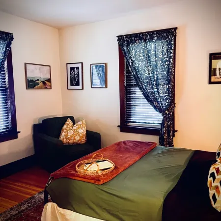 Helen's House-3 bed, 2 bath bungalow 3 blocks from Main Street!!!