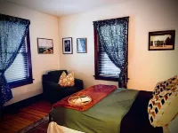 Helen's House-3 bed, 2 bath bungalow 3 blocks from Main Street!!!