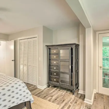 Resort Access - Lake - Pools -Pickleball - Gym. Spacious Townhome for Groups