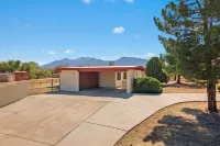 Charming 4 bed/2 bath lovely house in central Location w/ much Privacy and Space