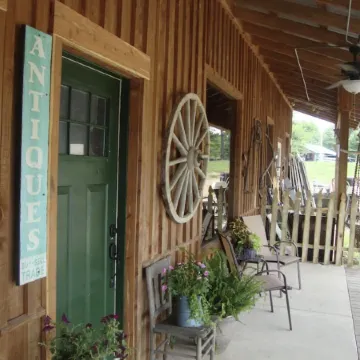 Southern Comfort Cabin- minutes from the river and the lake!