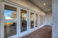 Million Dollar Lake house with Hot tub, King bed Fast Wi-Fi