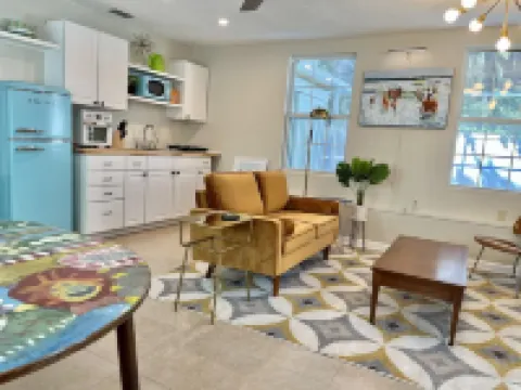 Adorable guest house with pool, Pet Friendly, in downtown Mount Dora,