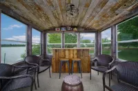 WATERFRONT Home-Amazing sunsets, extra amenities, kayaks, canoe, paddle board~
