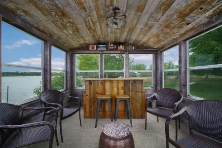 WATERFRONT Home-Amazing sunsets, extra amenities, kayaks, canoe, paddle board~ Отели в г. Manitowoc County