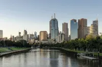 Jolimont Views - Centrally located top floor apt overlooking MCG/Rod Laver