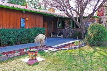 Honey's Suite at The Sage Guesthouse formerly the 19th Hole