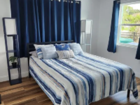 Charming 3-bedroom Aqua Retreat with Patio and Fire Pit in Historic Palmetto. Hoteles en Palmetto