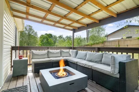 3 Bed/2 Bath Modern 1400 sq ft Home in Quiet Paducah Neighborhood Near Winery.