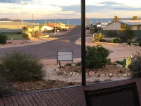 Great ocean views from spacious entertaining deck 세두나 호텔