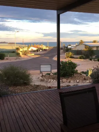 Great ocean views from spacious entertaining deck Отели в г. Сидана