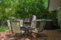 Superb Lake Texoma Home, 4 beds, 2.5 Baths, Hot Tub,1.5 miles to Highport Marina