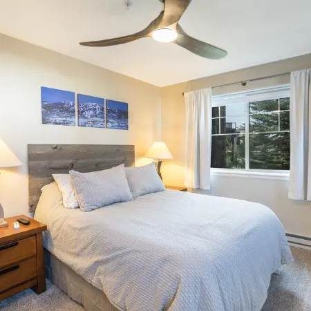 Beautifully renovated 1st floor condo just steps from Wildhorse Gondola
