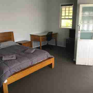 4 bedroom home. Close to restaurants,fast food, shopping and hospital Rooms