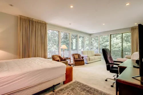 Exclusive House On Foothill with hot tub, sauna and jacuzzi.
