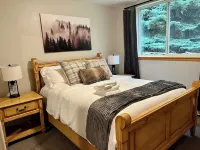 A River Front Mountain Luxury Cabin- Relaxing, Skiing, Rafting, Hot Tub, Sauna