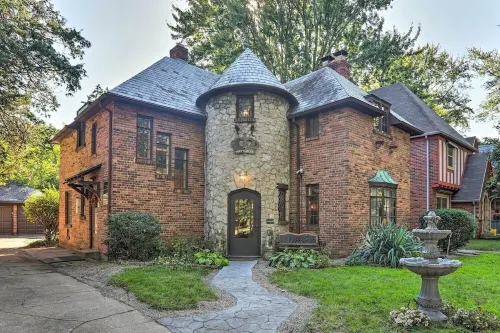 The Castle is back! 4 BR/3.5 BA,  Game Room! 1 mile from University of Toledo!