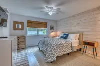 Chic modern beach cottage with heated pool Shinnecock Museuem and Cultural Center附近的飯店